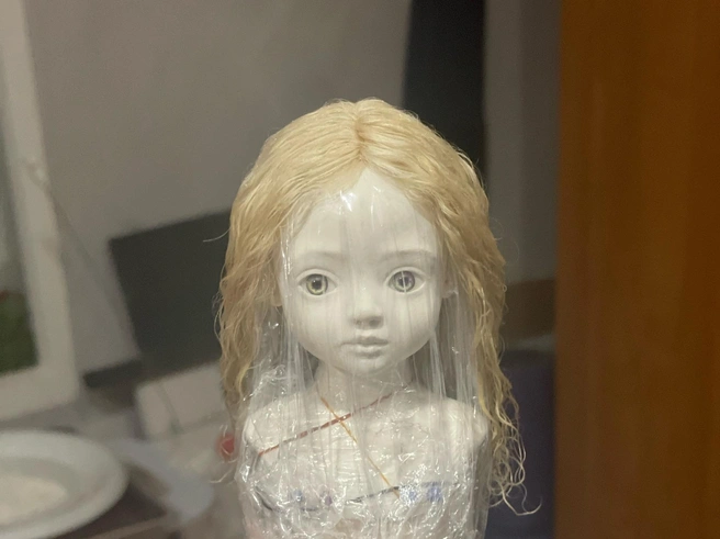 Узнали? Да, это Танечка. На примерке парика, в ожидании сборки, росписи и примерки своего наряда | Источник: личный архив Анастасии Верхозиной