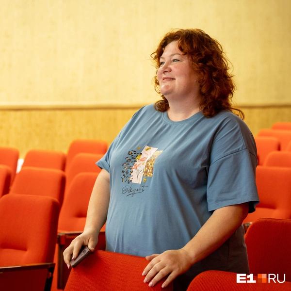 Замглавы администрации Наталья Белоусова тоже пришла на репетицию: слушает, радуется и желает победы | Источник: Владислав Лоншаков / E1.RU