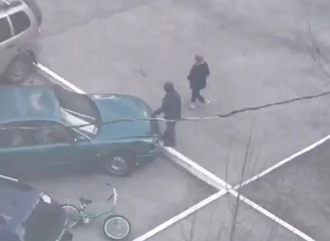 Видео: в рязанском дворе дети пытаются разбить автомобиль | ya62.ru