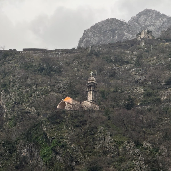 Которская церковь в горах  | Источник: Габриелла Захарова / 26.RU