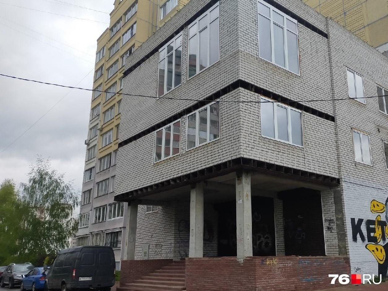 Пристроили к жилому дому и бросили: в Ярославле продадут недострой с необычной историей