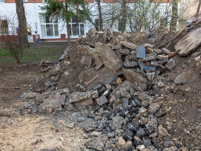 Полированные гранитные поребрики, сброшенные в общую кучу для вывоза. | Источник: Константин Завриков / V1.RU