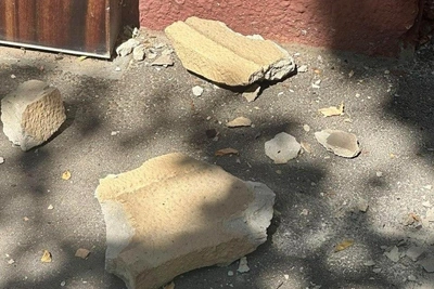 В Волгограде штукатурка с фасада едва не убила женщину