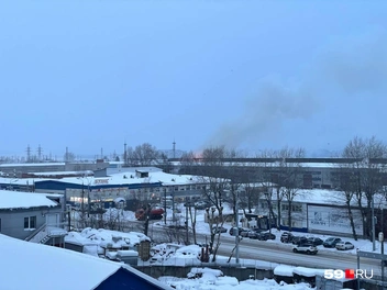 Издалека видно дым и огонь