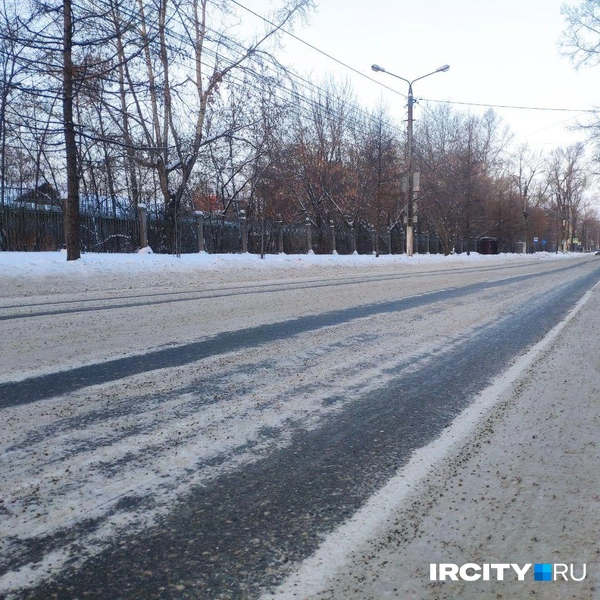 А так выглядит дорога на улице Авиастроителей. Кажется, что отсева здесь не пожалели | Источник: Алёна Кашпарова / «ИрСити»