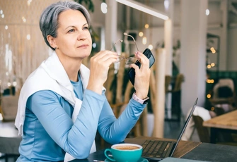 «Нам по 53 года, 25 из них вместе. Он собрал вещи и уехал к маме „пожить отдельно“. Что это может значить?»