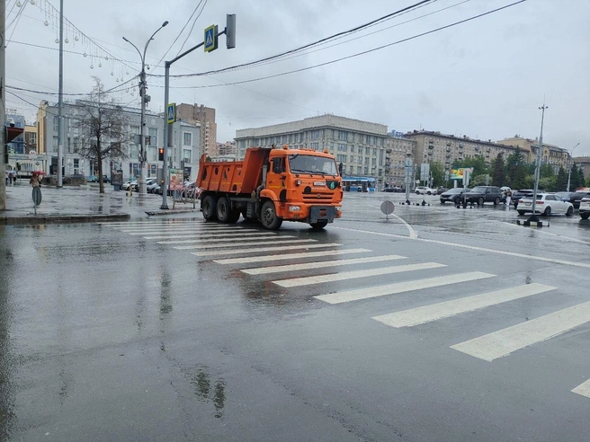 Движение по улице Ленина ограничено до 20:00 31 мая. | Источник: Нина Раневская / NGS.RU