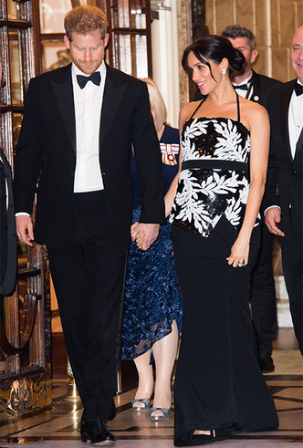 Как носить пайетки беременным: герцогиня Сассекская на выступлении Королевского варьете
