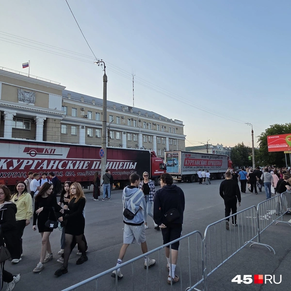 В этот раз ограждение не только из автобусов, но и большегрузов «Курганские прицепы» | Источник: Алена Кисель
