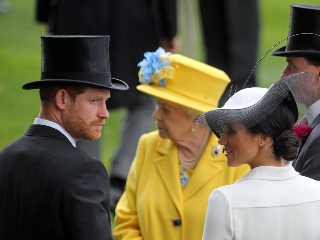 Принц Гарри, Елизавета II и герцогиня Меган на Королевских скачках в Аскоте, 19 июня 2018 | marieclaire.ru