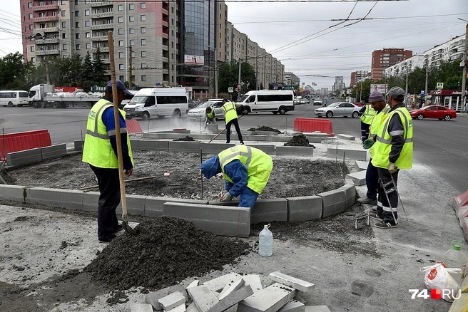 Островки безопасности на Комсомольском проспекте шириной по 7 метров вызвали много споров | Источник: Артем Краснов