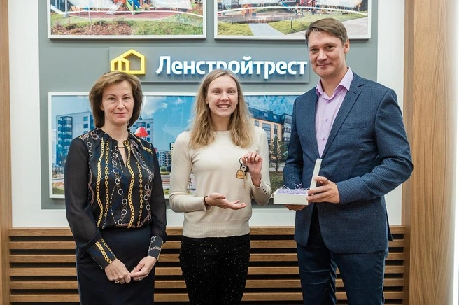 ГК «Ленстройтрест» вручила ключи от квартиры синхронистке Светлане Колесниченко | Источник: ГК «Ленстройтрест»