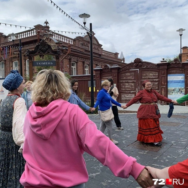 А после угощений&nbsp;затянут в хоровод | Источник: Полина Перепелица / 72.RU