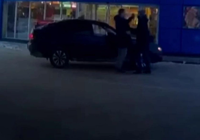 Один из участников драки распылил в лицо оппоненту газ | Источник: Читатель НГС