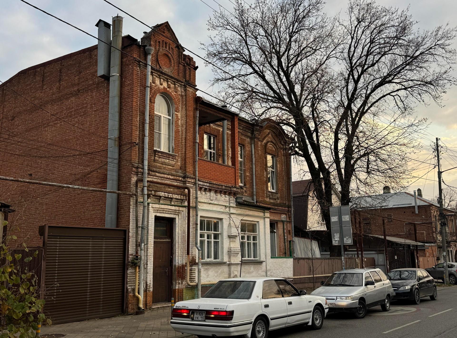 Дом периода эклектики в кирпичных формах, построен в период 1900–1910 годов. На первом фото — 1985 год | Источник: Дарья Паращенко / 93.RU