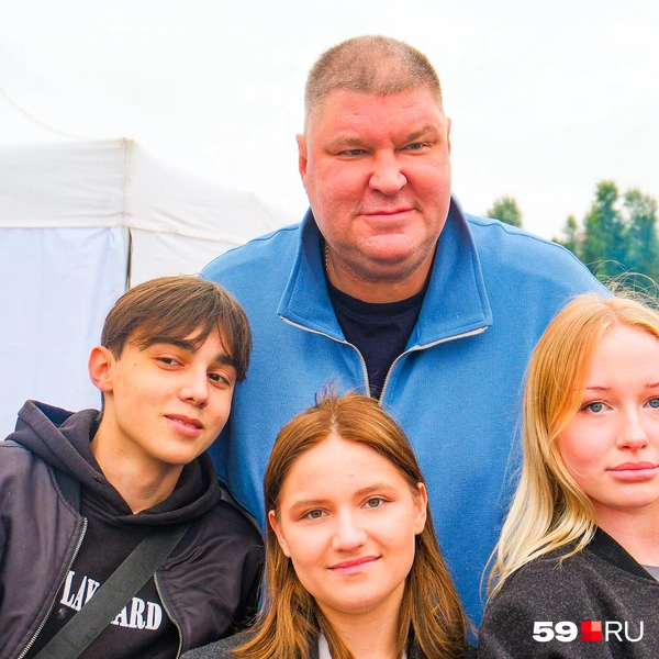 Рост актера&nbsp;— 212 сантиметров, так что большинство людей на его фоне смотрятся совсем маленькими | Источник: Тимофей Калмаков / 59.RU