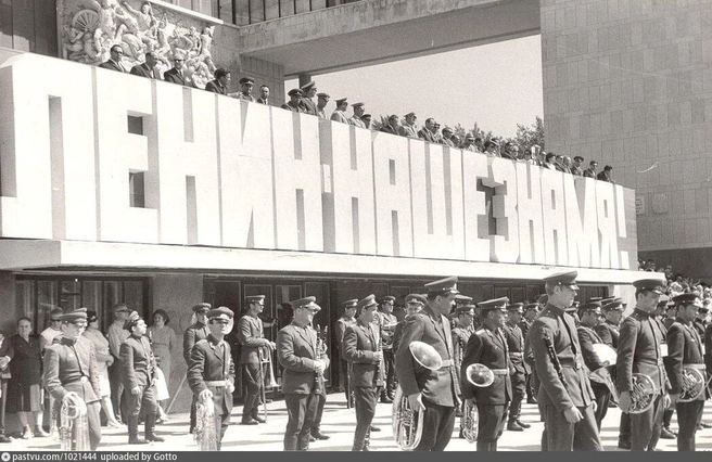 Военный оркестр на Театральной площади в честь 25-летия Победы. 1970 год | Источник: Pastvu.com