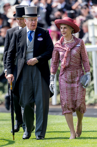 Апартаменты 1: Герцог и герцогиня ГлостерскиеДвоюродный брат королевы Елизаветы II, принц Ричард, старейший на сегодняшний день обитатель Кенсингтона. Он занимает вторые по величине апартаменты с 1972 года, с момента свадьбы. У трехэтажных апартаментов даже есть собственный сад с южной стороны здания. Вместе с женой Бригиттой они вырастили здесь троих детей. По слухам, Глостеры в обозримом будущем освободят жилплощадь для Гарри и Меган. Но пока кроме ремонта кровли ничего не намекает на возможные перемещения.