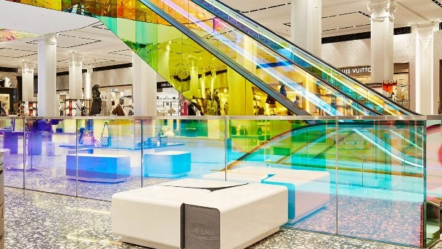 В универмаге Saks Fifth Avenue появился разноцветный эскалатор