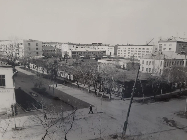 Вид сверху на ул. Томина, на пересечении с Карла Маркса в 1978 году. В центре бывший дом врача Голышевой | Источник: Комитет по делам архивов Курганской области /vk.com