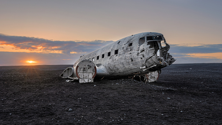 Обломки разбившегося самолета DC-3 в Исландии.