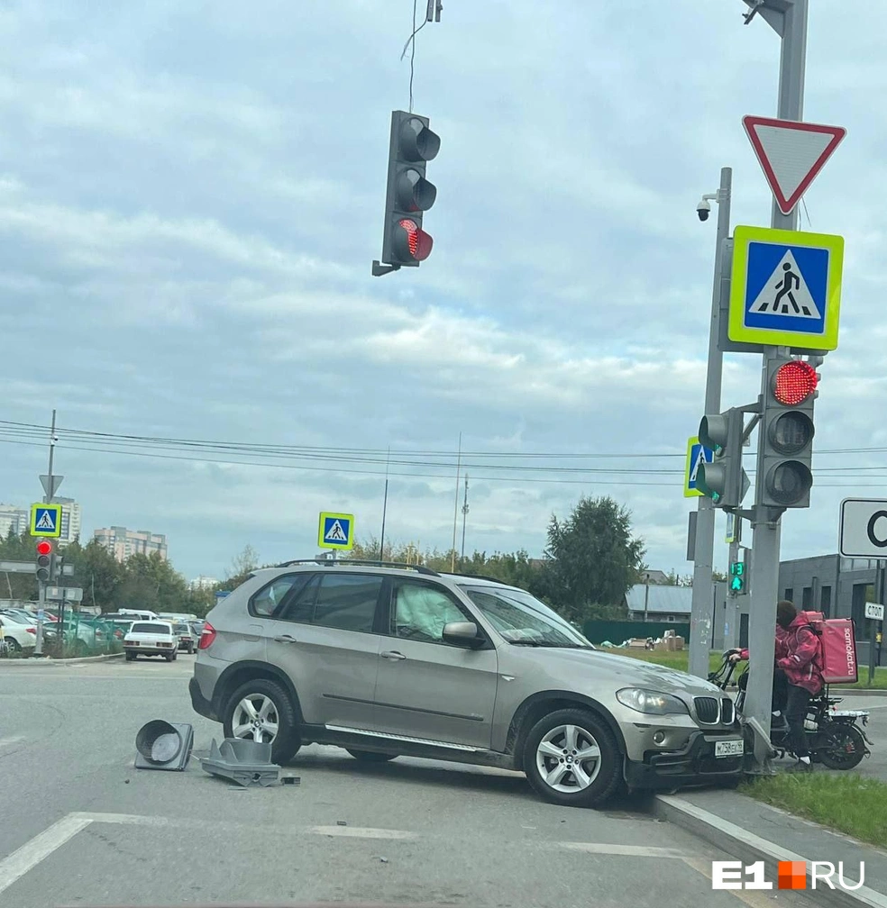 В Екатеринбурге BMW на пустом месте снесла светофор. Это попало на видео | Источник: читатель E1.RU