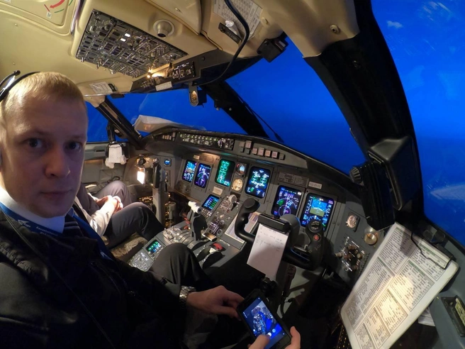 Уже 16 лет Владимир управляет самолетами и налетал столько часов, что мог бы уйти на пенсию | Источник: Владимир Власов