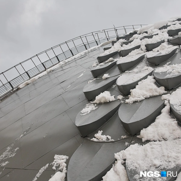 В тылу, ближе к лестнице, которая ведет к флагштоку (да, на крыше есть лестница) по проекту нет «чешуек» из-за снеговой нагрузки | Источник: Александр Ощепков / NGS.RU