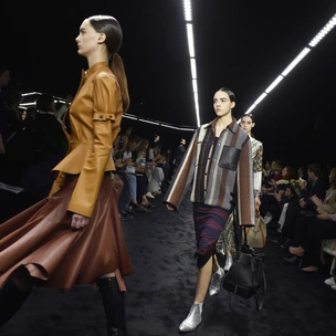 Fashion director notes: главные акценты показа Loewe FW 2017/18