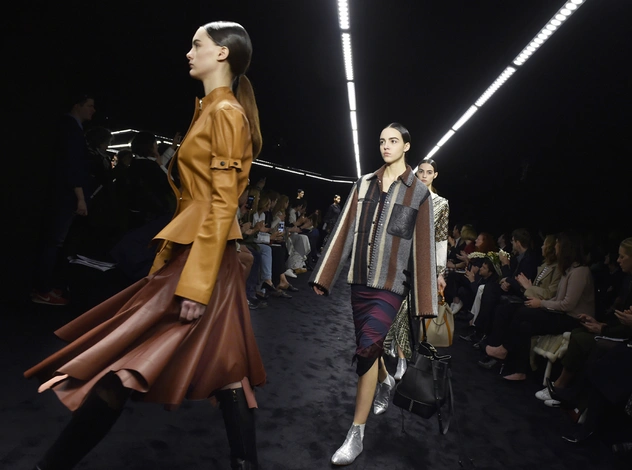 Fashion director notes: главные акценты показа Loewe FW 2017/18
