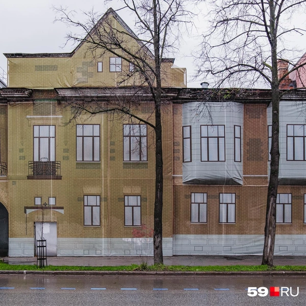 Уличная стена сейчас закрыта матерчатым фальшфасадом — копией настоящего | Источник: Тимофей Калмаков / 59.RU