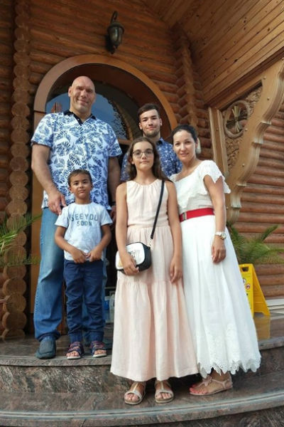 Николай и Галина Валуевы растят троих детей