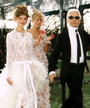 10 знаковых платьев Chanel, созданных Карлом Лагерфельдом