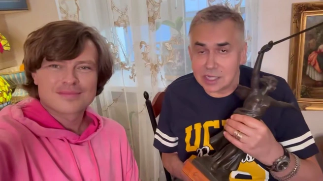 Актер подарил статуэтку Родины-матери волгоградцу, который не раз критиковал родной город | Источник: социальные сети Прохора Шаляпина