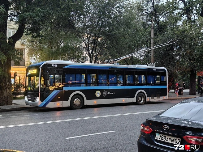 А этот вид транспорта утрачен для Тюмени. В Алма-Ате на троллейбусе можно проехать за 120 тенге (24 рубля). В метро стоимость одного билета такая же  | Источник: Павел Красоткин / 72.RU 