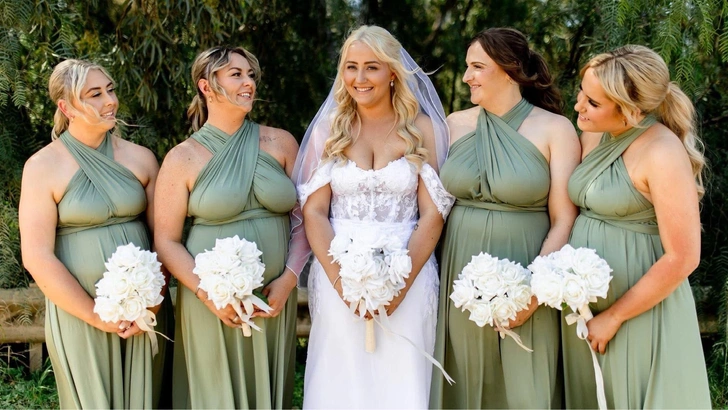 «За что вы их так ненавидите?»: невесту раскритиковали за выбор ужасных платьев для подруг на свадьбу | Источник: Соцсети