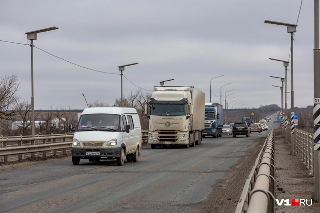 Водители постоянно застревают в пробке на этом участке | Источник: Константин Завриков / V1.RU