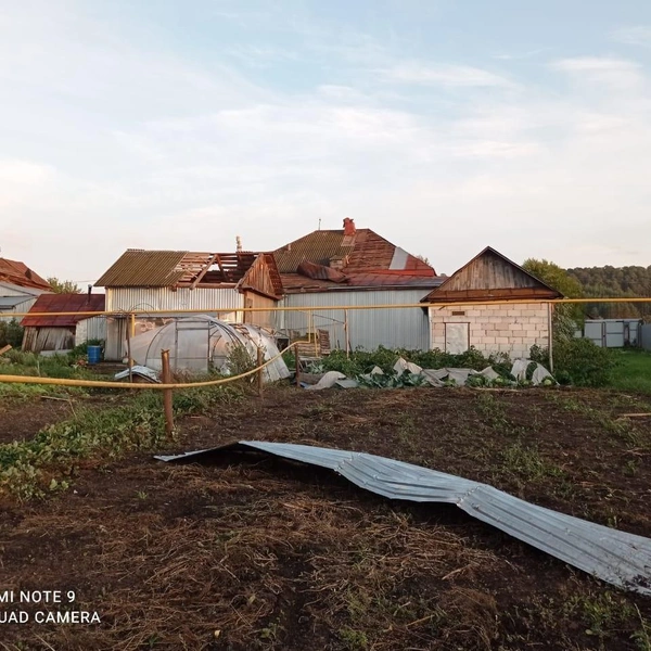 Дом 90-летней бабушки тоже разрушил смерч | Источник: Подслушано Cуксун / Vk.com