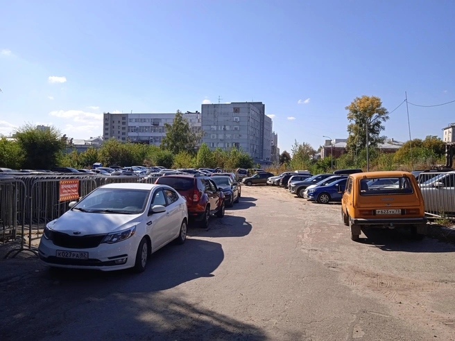 Парковка на месте бывшего суворовского училища позволила поставить машины ближе к центру | Источник: Дмитрий Сильнов / 173. RU