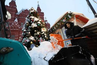 Красная площадь в последний выходной: дети и туристы в снегу