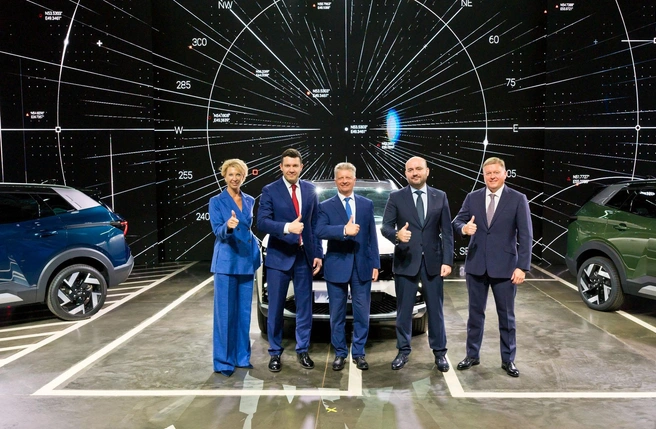 Глава АВТОВАЗа Максим Соколов — в центре | Источник: пресс-служба АВТОВАЗа