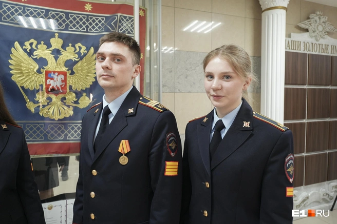Курсанты Андрей Шешуков и Юлия Мусюк охотно пообщались с журналистами | Источник: Кирилл Кушнов / E1.RU