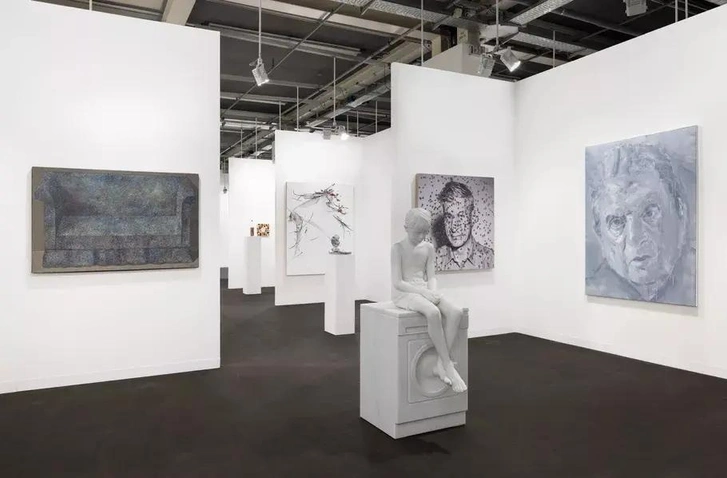 Скульптура «60 Minutes (marble)» (2024) от Elmgreen & Dragset на стенде галереи Massimodecarlo. | Источник: Massimodecarlo