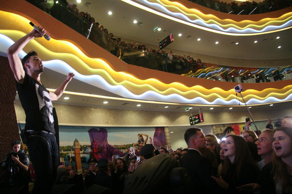 Из-за обещания Дмитрия на открытии комплекса показать свое шоу, зрителей было невероятное количество