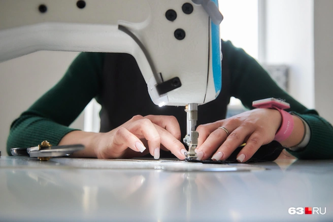 По стандарту у каждого официанта должно быть 3–4 комплекта формы. Тогда она не изнашивается от слишком частых стирок и служит дольше | Источник: Роман Данилкин / 63.RU