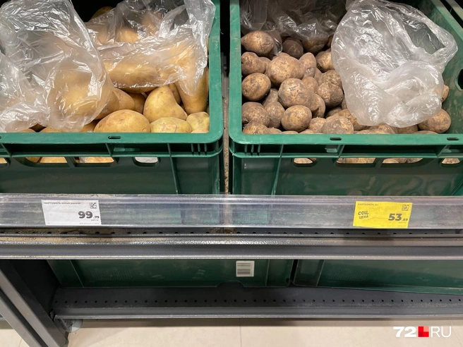 Один килограмм картофеля продают за 53,99 рубля с припиской «соц.цена». Другая картошка&nbsp;— 99,79 рубля | Источник: Радик Енчу / 72.RU