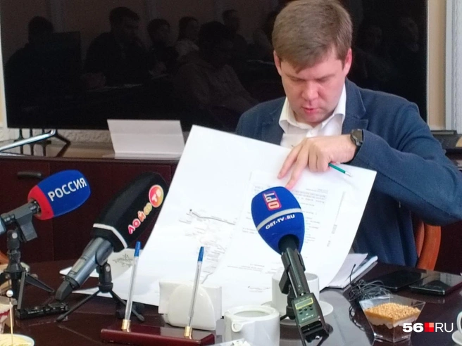 Врип главы города показывал большой план, касающийся троллейбусных маршрутов | Источник: Владислав Митрошин / 56.RU