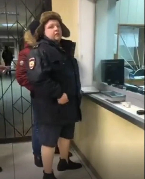 Смоленского участкового могут уволить за шорты и средний палец. Полицейского сдали коллеги (фото) | Источник: скриншот с видео/информагентство «О чем говорит Смоленск»