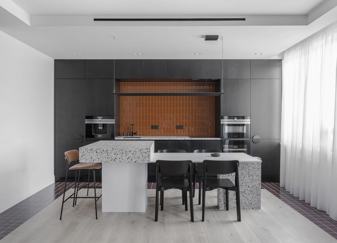 Светильник над обеденным столом, Luceplan. Барные стулья, &Tradition. Обеденные стулья, Fameg. | Источник: Елизавета Кулененок