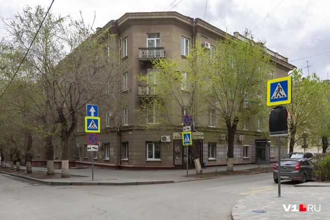 Запрещающие знаки скрыты траурно-черными мусорными пакетами | Источник: Константин Завриков / V1.RU